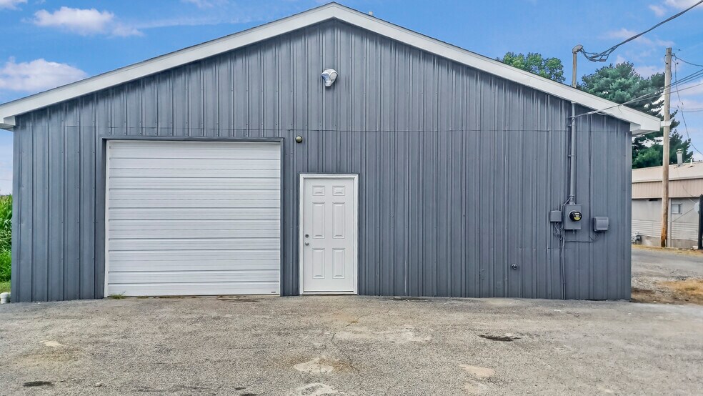 More Photos Of 605 Railroad St, Dupo Warehouse For Lease