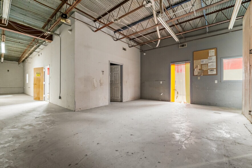 More Photos Of 10854 Vandale St, San Antonio Flex For Sale