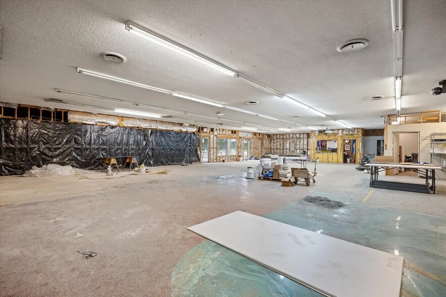 More Photos Of 1409 NE Barnard St, Glen Rose Storefront Retail Office For Sale