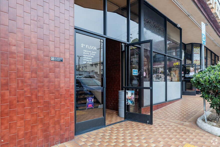 More Photos Of 8205 Santa Monica Blvd, West Hollywood General Retail For Lease