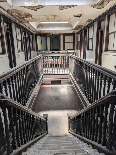 More Photos Of 911-917 W 1st Ave, Spokane Office For Sale