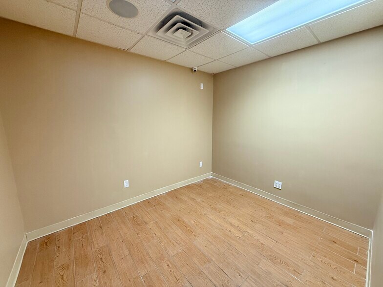 More Photos Of 30 Main St, Port Washington Storefront For Lease