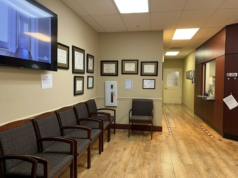 More Photos Of 836 Sunset Lake Blvd, Venice Medical For Sale