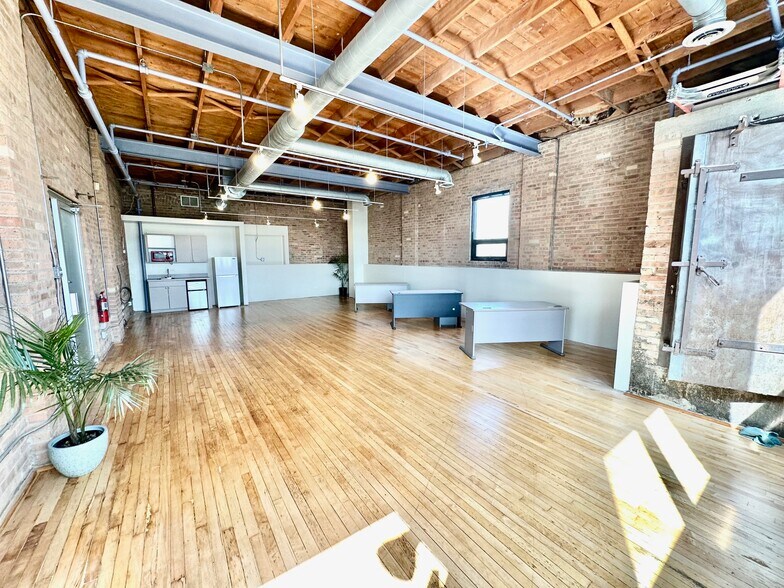 More Photos Of 2041-2049 W Grand Ave, Chicago Loft Creative Space For Lease