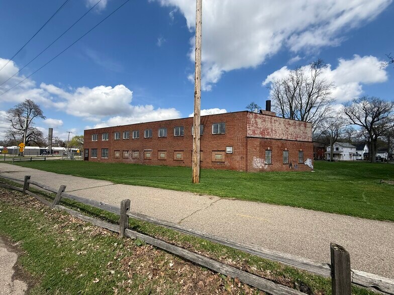 More Photos Of 808 Cobb Ave, Kalamazoo Warehouse For Sale