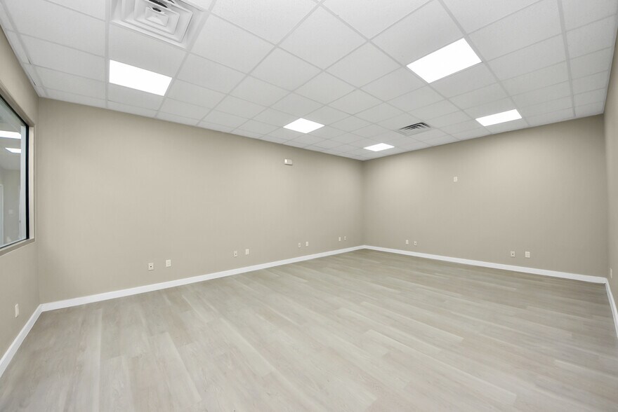 More Photos Of 1563 Live Oak St, Webster Office For Sale