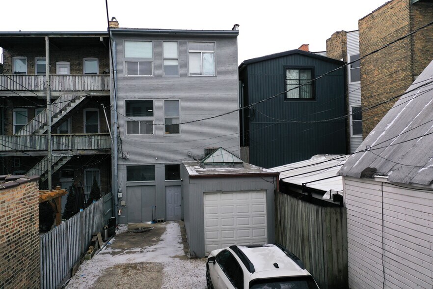 More Photos Of 2004 W Roscoe St, Chicago Apartments For Lease