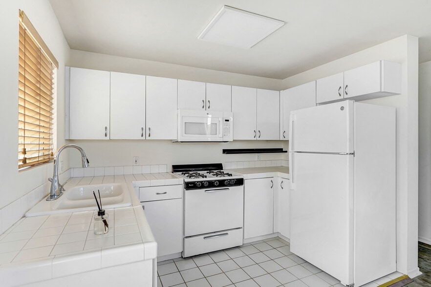 More Photos Of 728-734 Montana Ave, Santa Monica Storefront Retail Residential For Sale