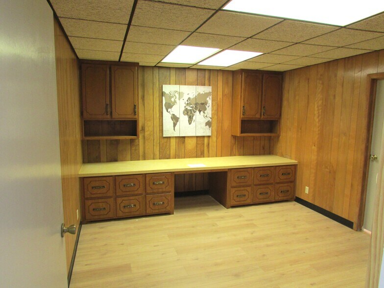 More Photos Of 1907 N 11th St, Muskogee Office For Lease