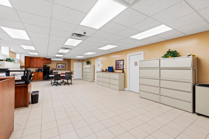 More Photos Of 2707 Hylan Blvd, Staten Island Office For Lease