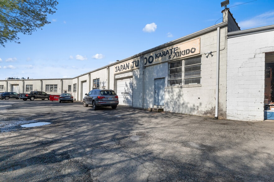 More Photos Of 55 Poplar St, Stamford Light Distribution For Sale