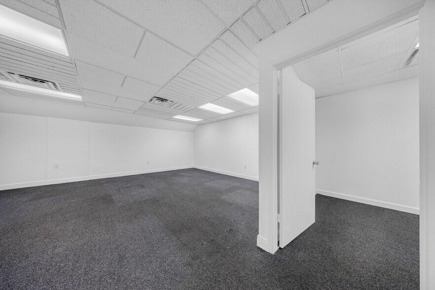 More Photos Of 7452-7466 SW 48th St, Miami Warehouse For Sale