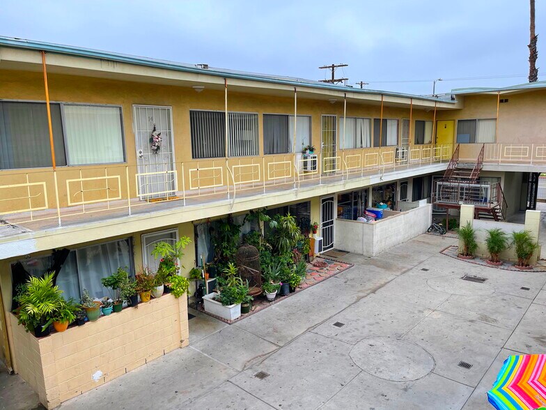 More Photos Of 6956 Kester Ave, Van Nuys Apartments For Sale