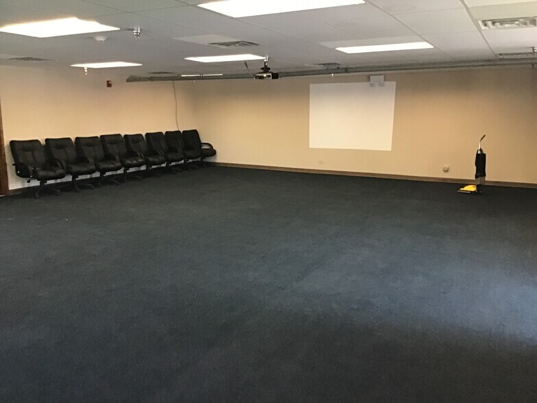 More Photos Of 435 W 194th St, Glenwood Manufacturing For Lease