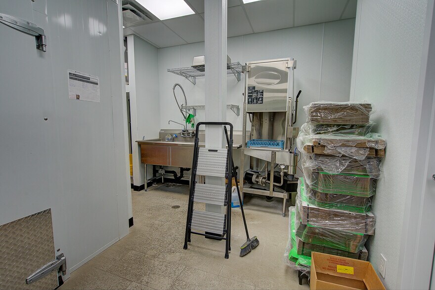 More Photos Of 5020 50 St, Sylvan Lake Storefront For Sale