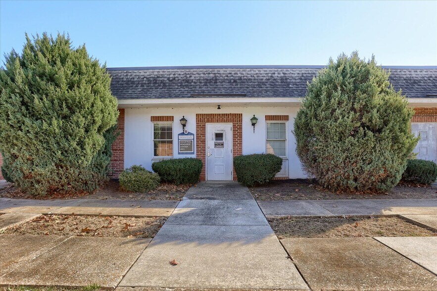 More Photos Of 1784 4th Ave, York Office For Sale