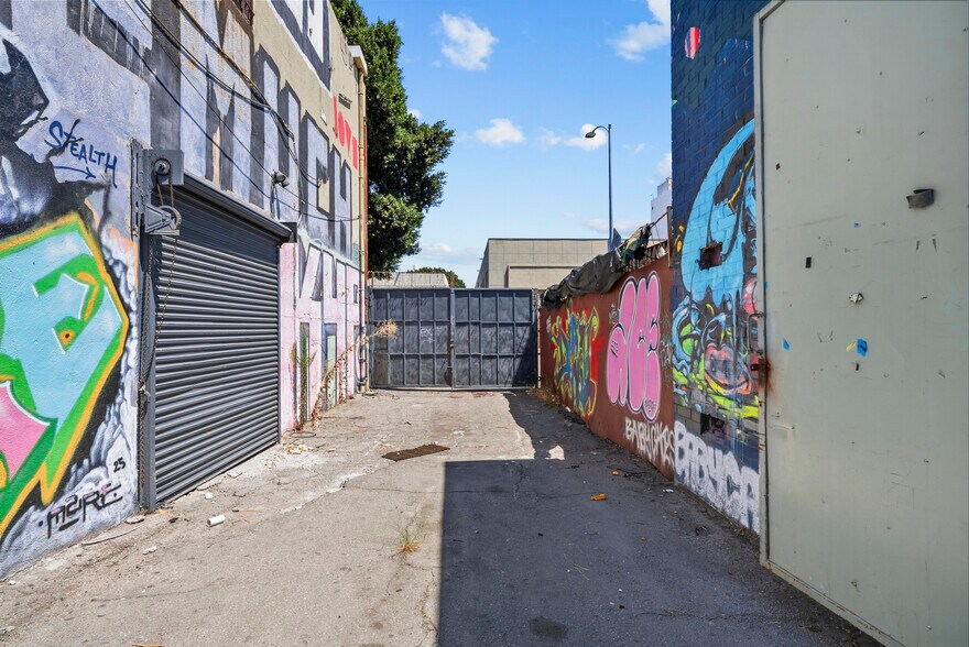 More Photos Of 236 W 18th St, Los Angeles Warehouse For Sale