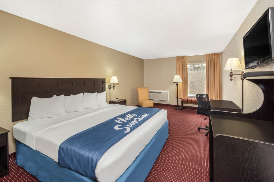 More Photos Of 3010 Green Mountain Dr, Branson Hotel For Sale