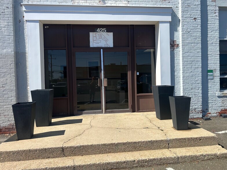 More Photos Of 425 Fairfield Ave, Stamford Warehouse For Lease