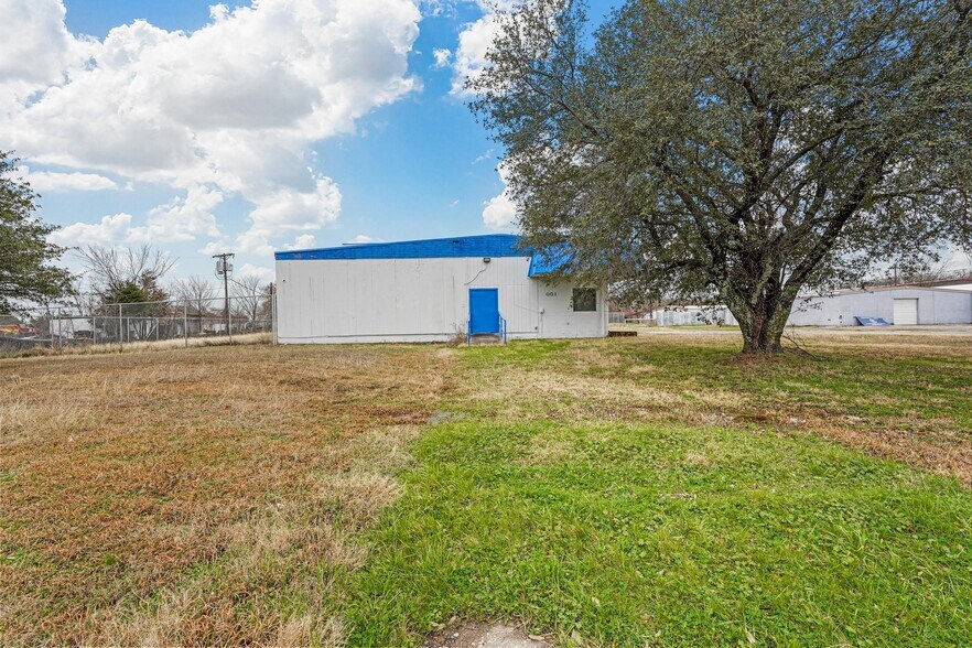 More Photos Of 2001 I-30 E, Greenville Light Manufacturing For Sale