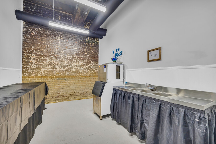 More Photos Of 1642 S Broad St, Commerce General Retail For Lease