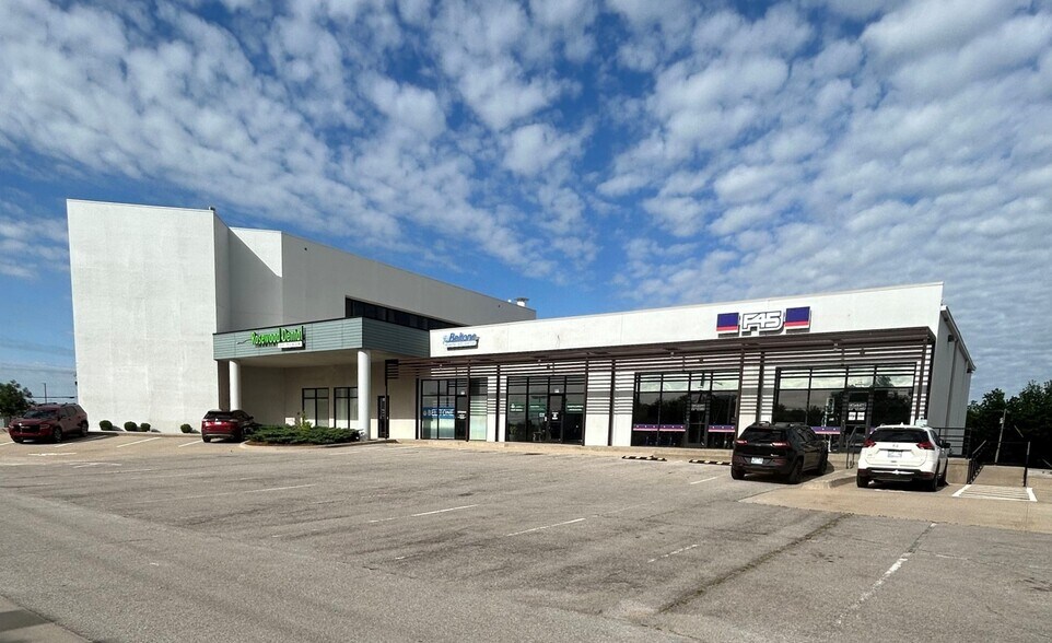 More Photos Of 1010 Garth Brooks Blvd, Yukon Storefront Retail Office For Sale