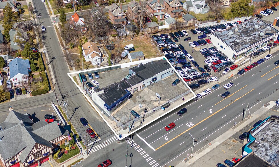 More Photos Of 195 Northern Blvd, Great Neck Auto Dealership For Lease