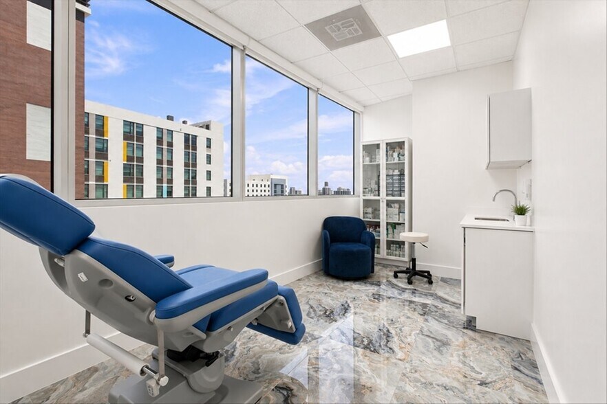 More Photos Of 2920-2950 NE 207th St, Aventura Unknown For Lease