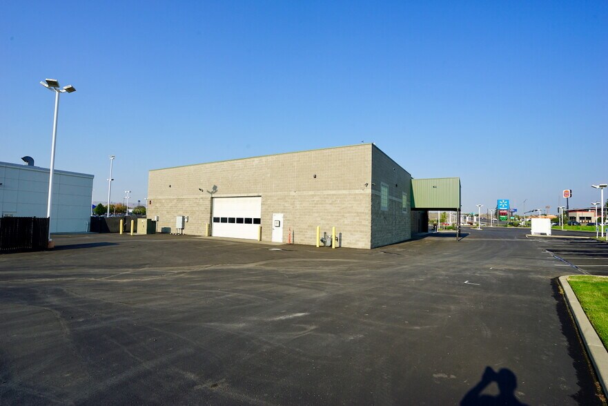 More Photos Of 1702 E Yakima Ave, Yakima Restaurant For Lease