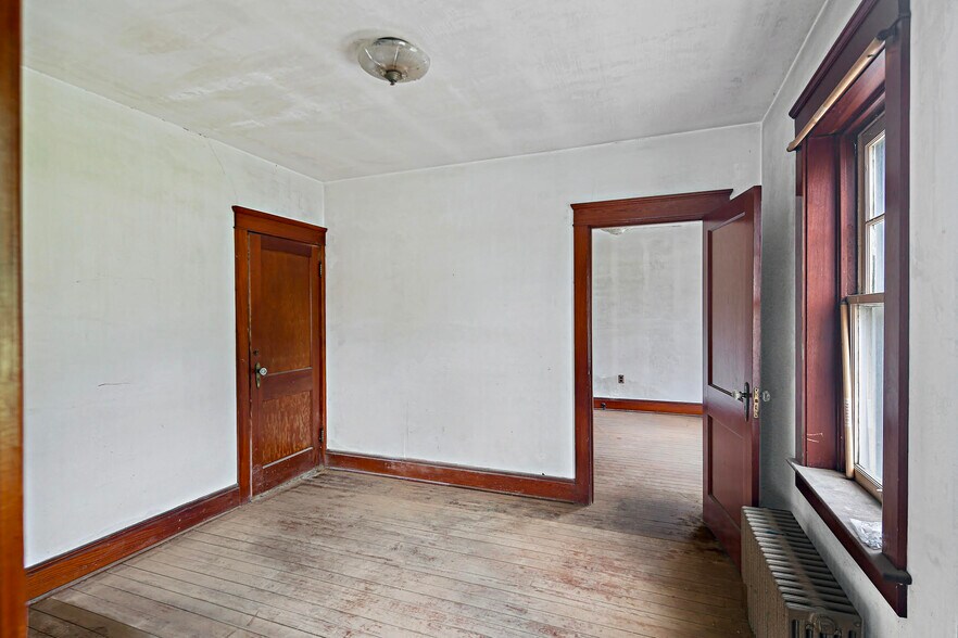 More Photos Of 8106 Intersection Rd, Glen Rock Warehouse For Lease