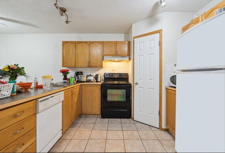 More Photos Of 227-231 3rd Ave, Strathmore Storefront Retail Residential For Lease