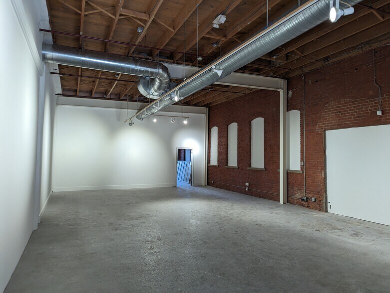 More Photos Of 583 Pacific St, Stamford Freestanding For Lease