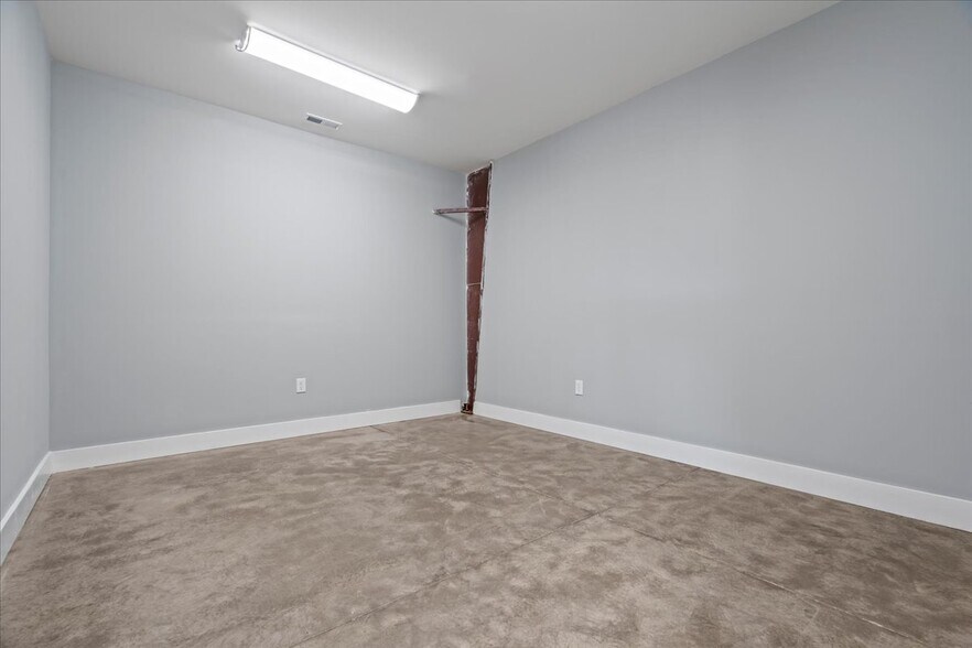 More Photos Of 3345 Willow Creek Rd, Florence Flex For Lease