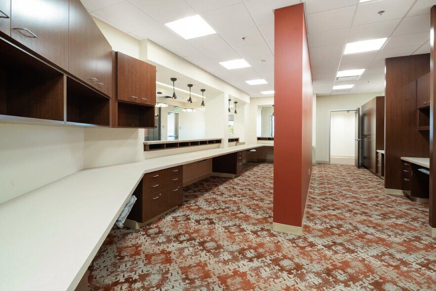 More Photos Of 5000 Commerce Dr, Bakersfield Medical For Sale