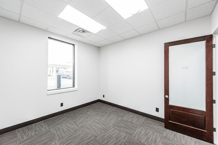 More Photos Of 717-719 S Main St, Springfield Storefront Retail Office For Lease