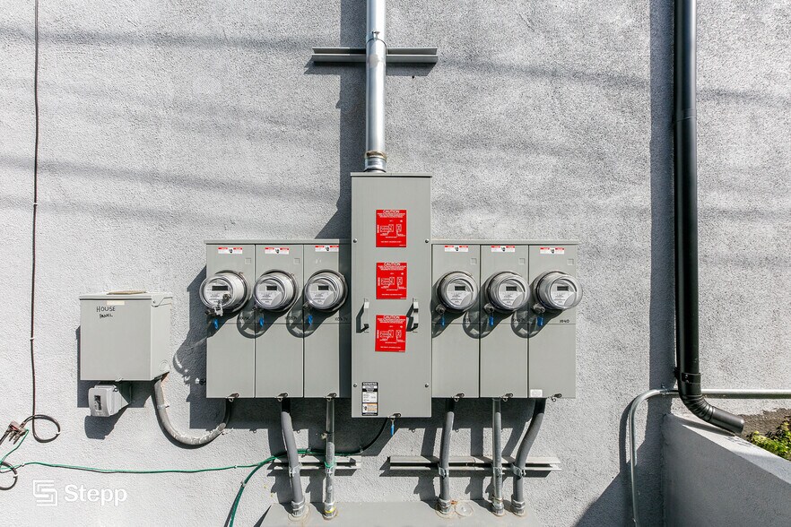 More Photos Of 1038 E 53rd St, Los Angeles Apartments For Sale