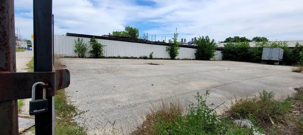 More Photos Of 6310 N Shepherd Dr, Houston Auto Salvage Facility For Sale