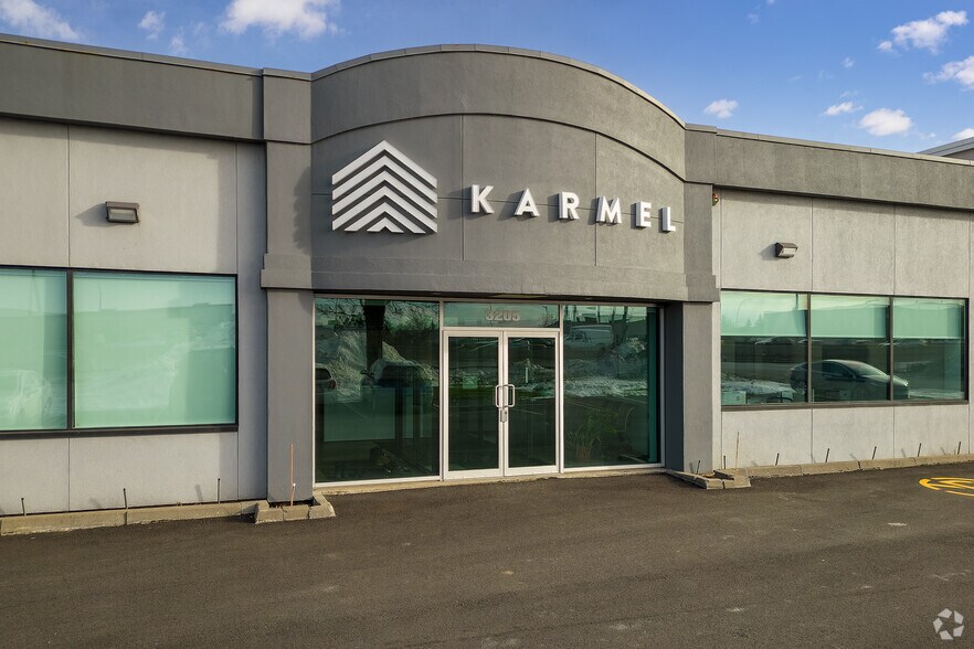 More Photos Of 3195-3227 Boul Pitfield, Saint-Laurent Light Manufacturing For Sale