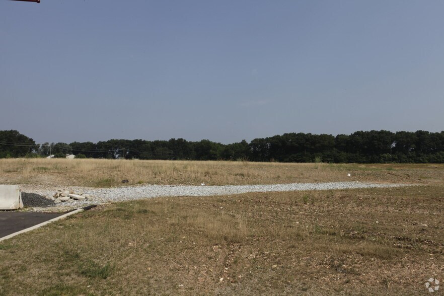 More Photos Of 939 RT 1, Edison Unknown For Lease