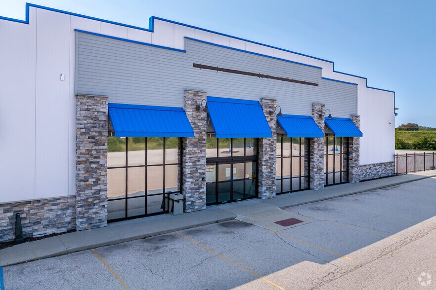 More Photos Of 800 E Green Bay Ave, Saukville Auto Dealership For Lease
