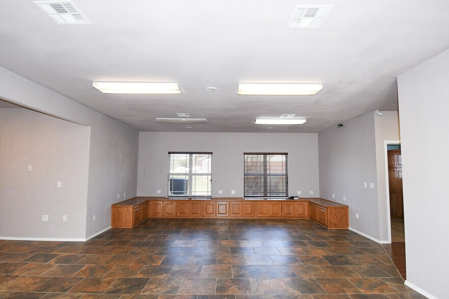 More Photos Of 455 W Ruth Ave, Sallisaw Office For Sale