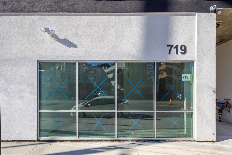 More Photos Of 719 S Hoover St, Los Angeles Apartments For Lease