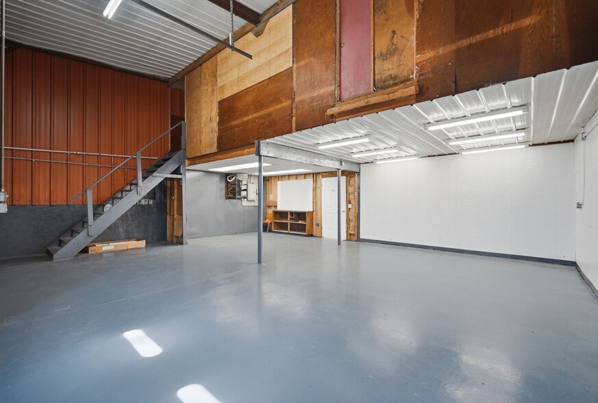 More Photos Of 14 Easthampton Rd, Northampton Warehouse For Lease