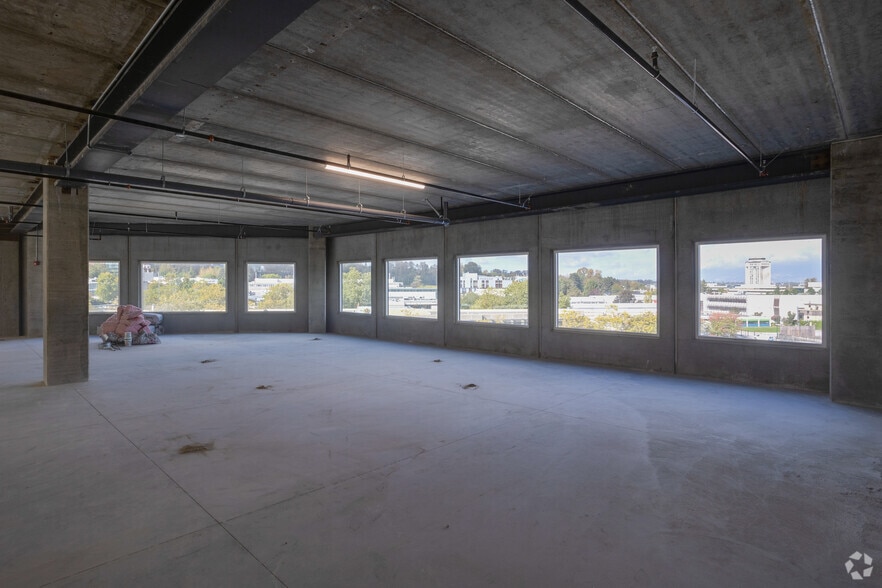 More Photos Of 3855 Wayburne Dr, Burnaby Light Manufacturing For Lease