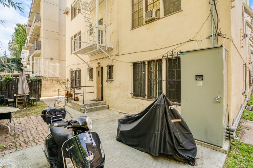 More Photos Of 7063 Lanewood Ave, Los Angeles Apartments For Sale