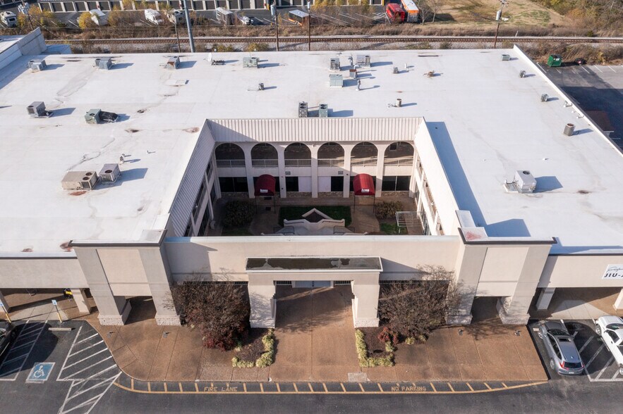 More Photos Of 500 W Main St, Hendersonville Freestanding For Lease