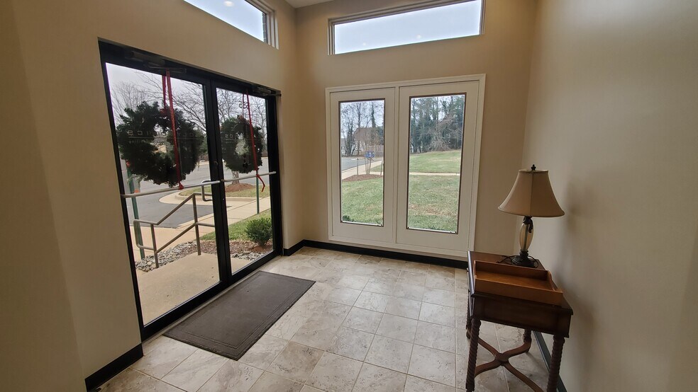 More Photos Of 555 Hospital Dr, Warrenton Office For Sale