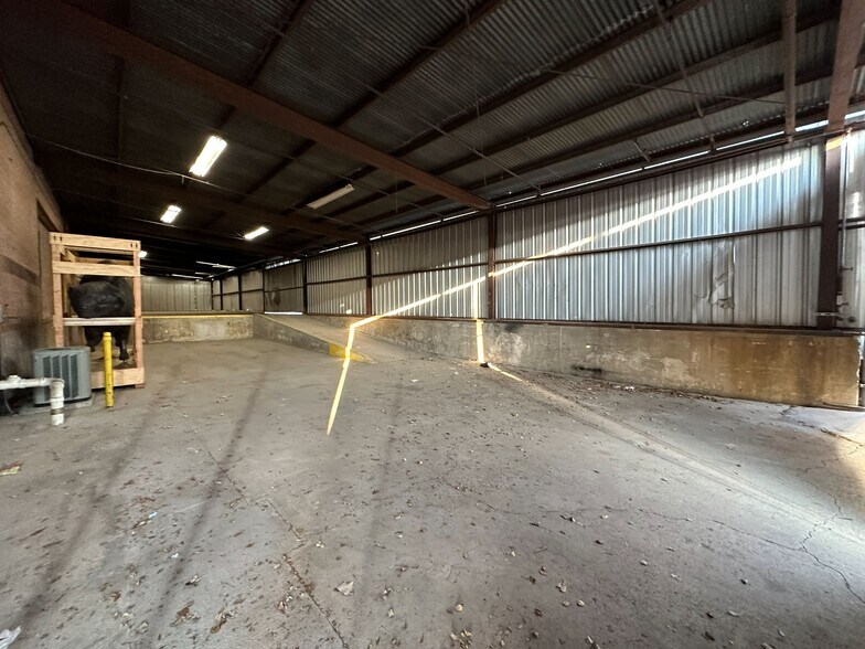 More Photos Of 319 W Peden, San Antonio Distribution For Sale