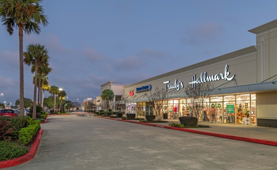 More Photos Of 1501-1549 W Bay Area Blvd, Webster Unknown For Lease