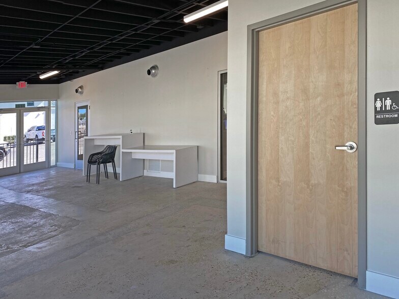 More Photos Of 1730 E Duval St, Jacksonville Showroom For Lease
